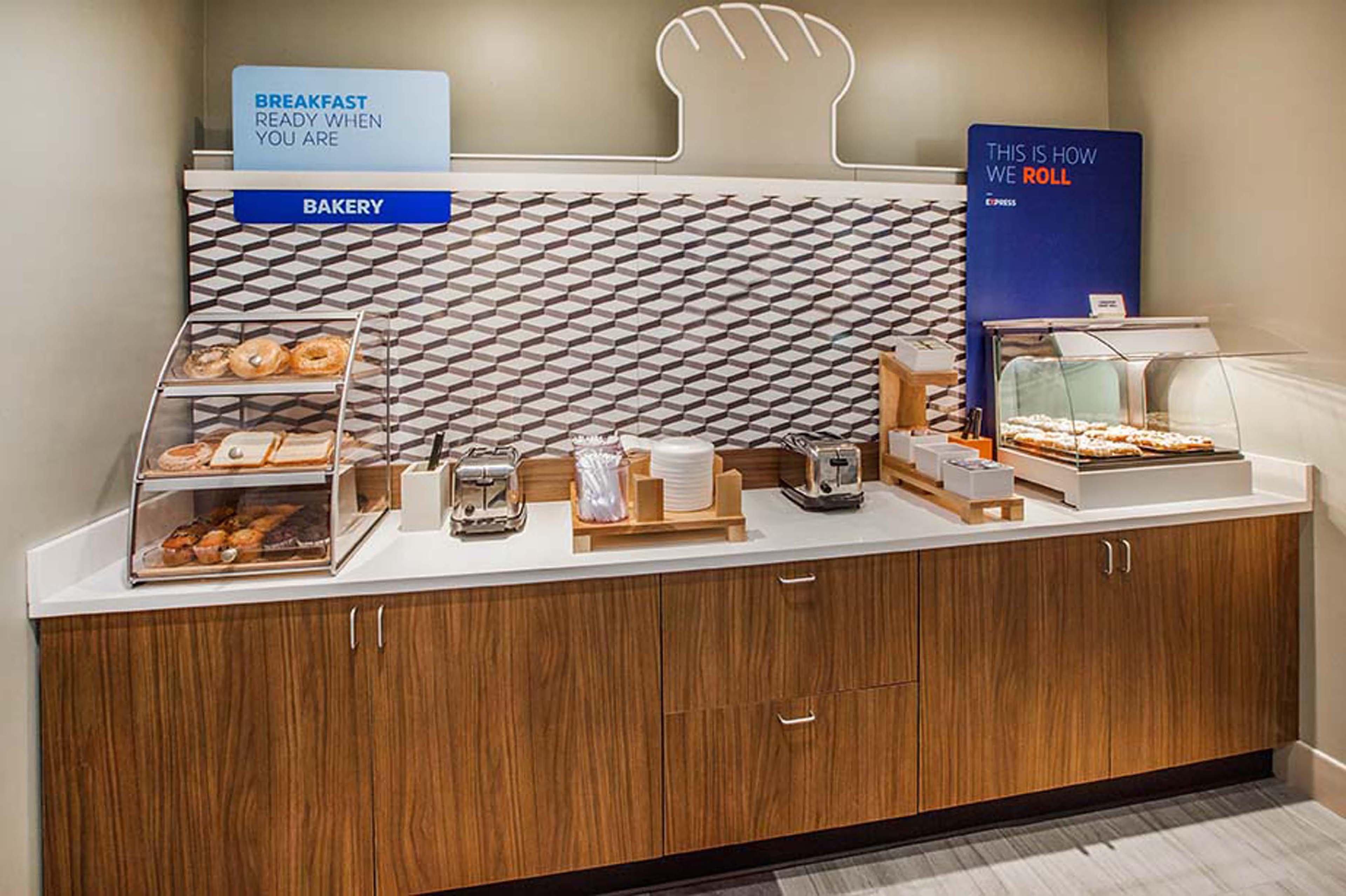 Holiday Inn Express Hotel & Suites Belmont By Ihg Exterior foto